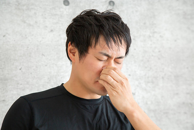 鼻に違和感のある男性