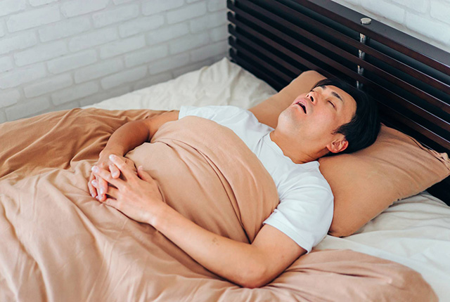 口を開けて眠る男性