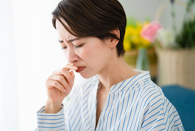 鼻に違和感のある女性