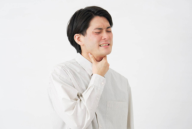 喉に痛みがある男性