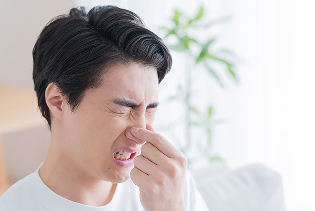 鼻の奥に痛みがある男性